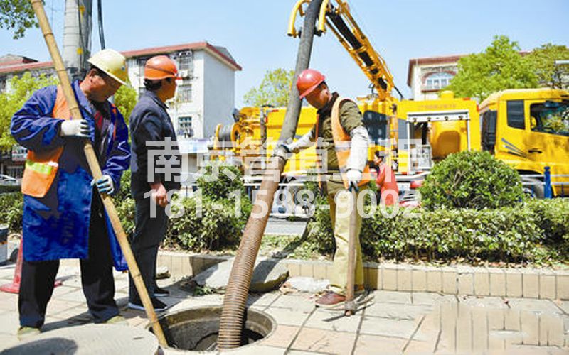 214光华路小区抽污水